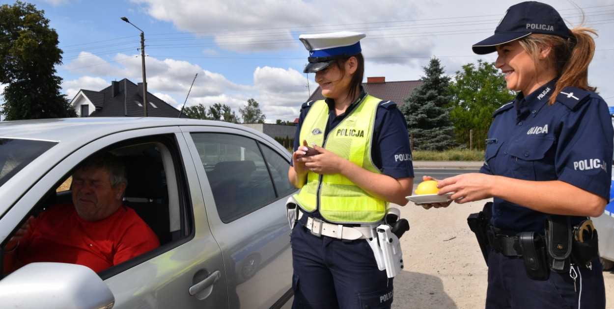 Dzięki akcji, już od rana kilku kierowców, zamiast mandatu odebrało z rąk policjantek cytryny. 