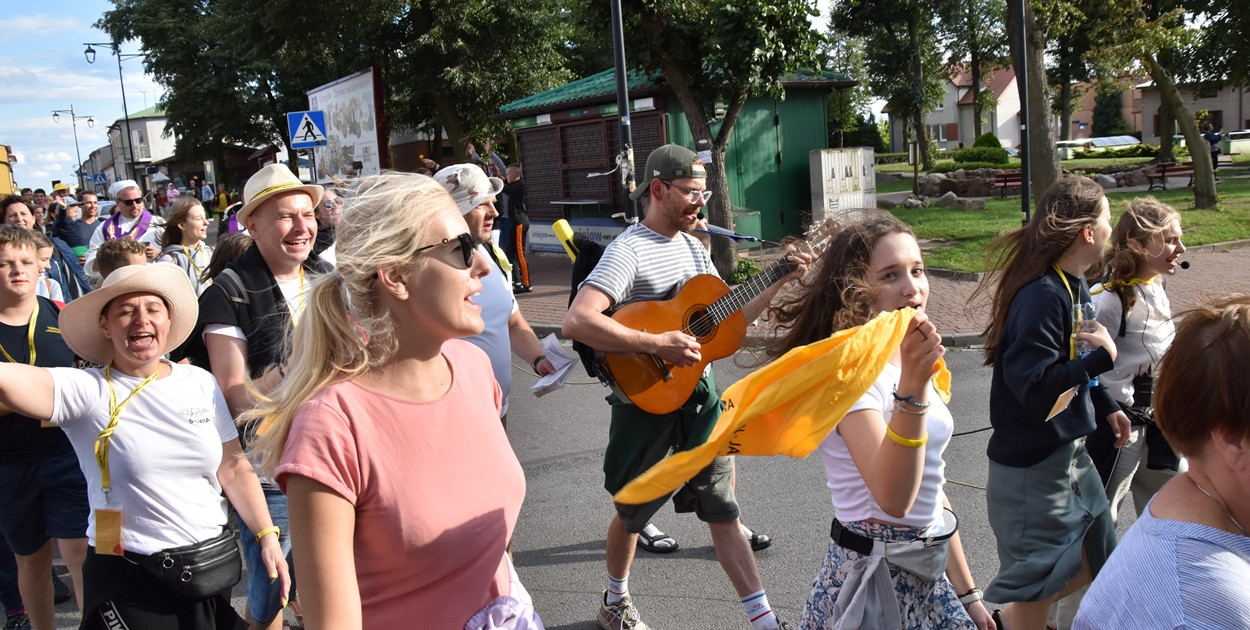 Wczoraj żółci i zieloni, czyli pielgrzymi z Konina i Turku zawitali do Uniejowa [ZDJĘCIA]