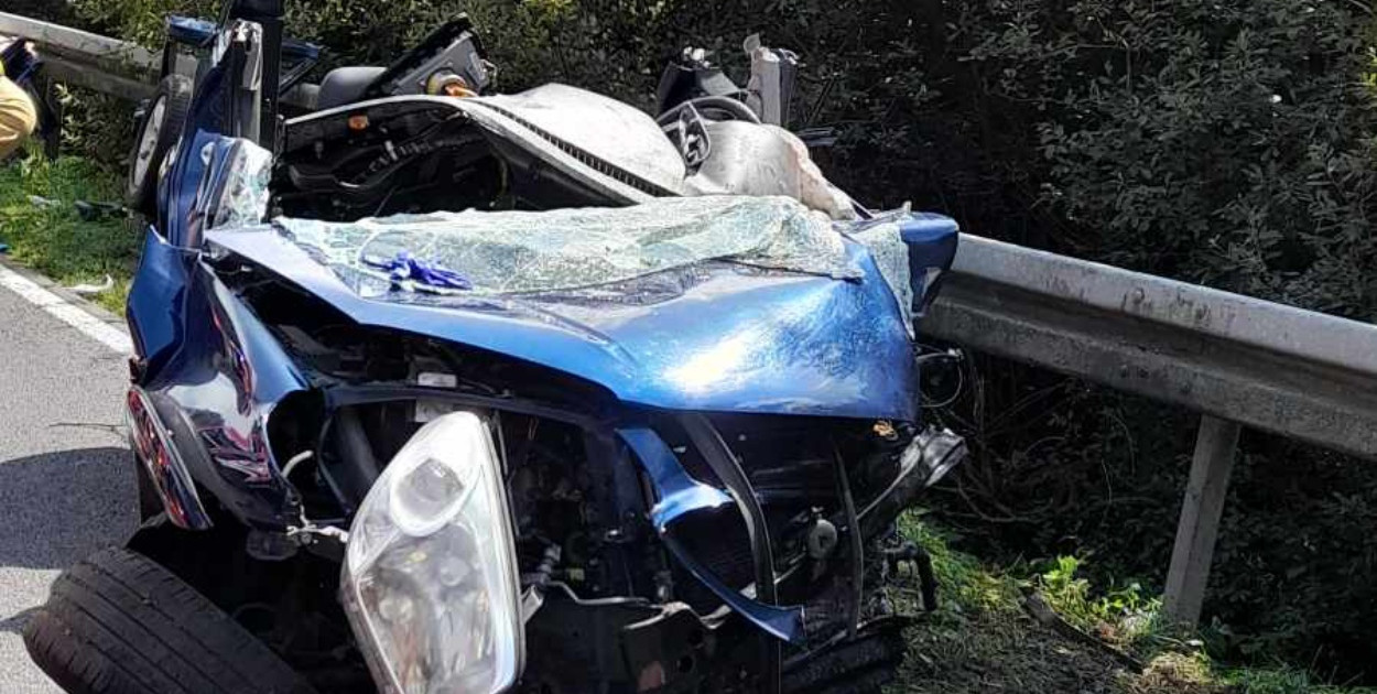 Osobowe auto zostało całkowicie zniszczone w wyniku wypadku. Fot. OSP Uniejów.