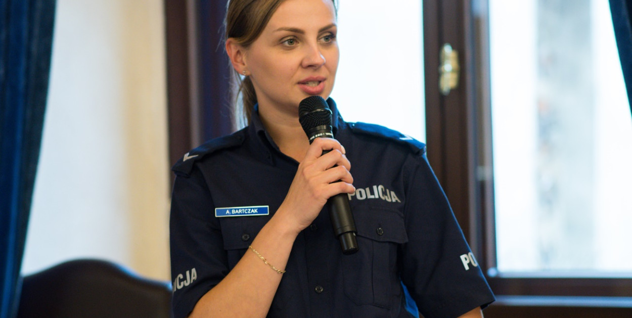 Na spotkanie z policjantami seniorów zaprosiła podczas inauguracji Uniwersytetu Trzeciego Wieku sierż. Alicja Bartczak z KPP w Poddębicach.