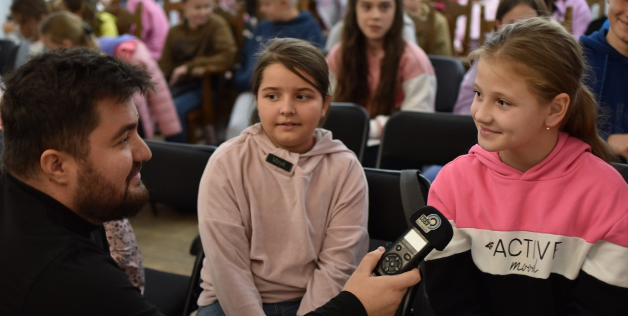Podczas zajęć z radiowcem młodzi słuchacze mogli dowiedzieć się więcej o pracy dziennikarza radiowego, poznać wskazówki, jak modulować głosem, by być lepiej słyszanym i odbieranym, a w drugiej części spróbować swoich sił z mikrofonem. 