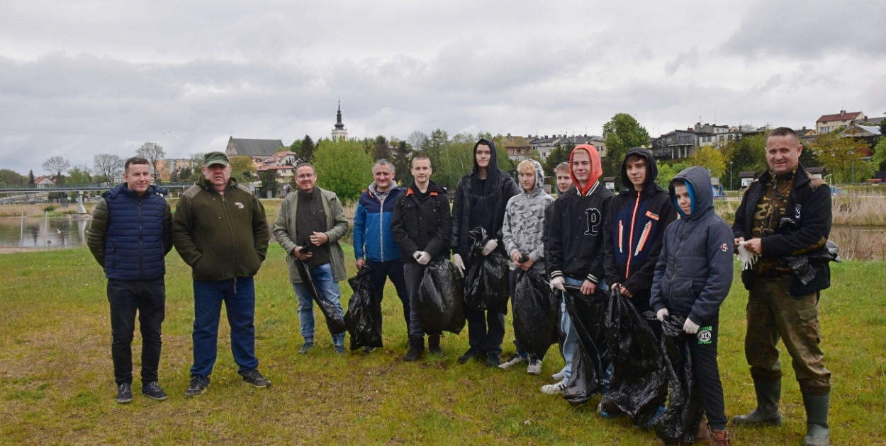 Uczestnicy akcji sprzątania rzeki Warty w Uniejowie. 