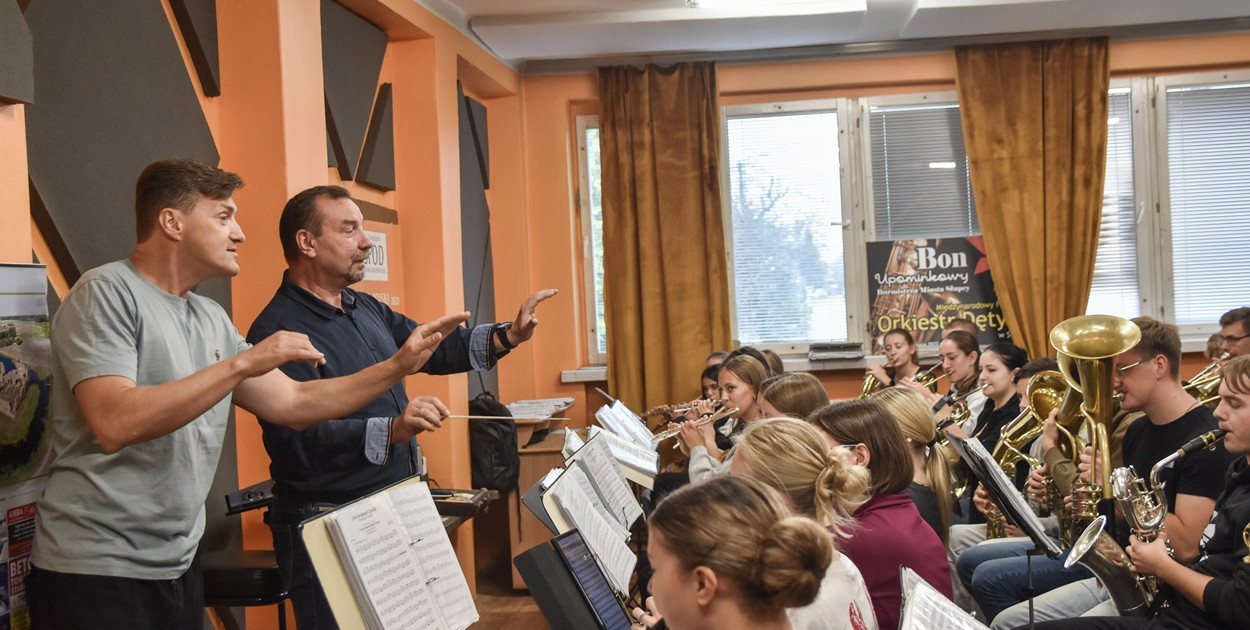 Mariusz Dziubka i Jakub Pięgot z muzykami uniejowskiej orkiestry podczas warsztatów. Fot. Michał Kubacki