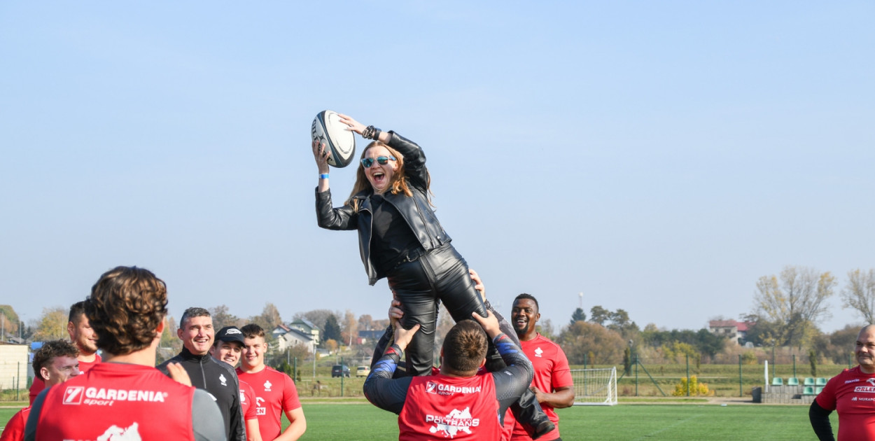 Orkan Sochaczew  - aktualny Mistrzowie Polski w rugby odwiedzili Uniejów. Zawodnicy przed meczem rozegrali krótki trening, podczas którego kibice mieli okazję do porozmawiania ze sportowcami oraz zrobienia sobie z nimi zdjęć. fot. Michał Kubacki