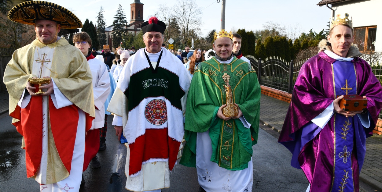 parafia w Wilamowie leży na pograniczu województw – stąd dwaj królowie reprezentują Wielkopolskę i Ziemię Łódzką, a trzeci król – strażacki, jest przedstawicielem jednostki OSP,