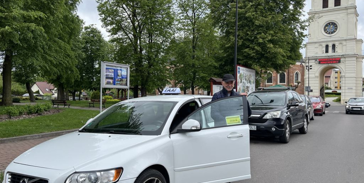 W Uniejowie od maja można zamówić taxi. Na zdjęciu Jan Bamberski z Gold Taxi.