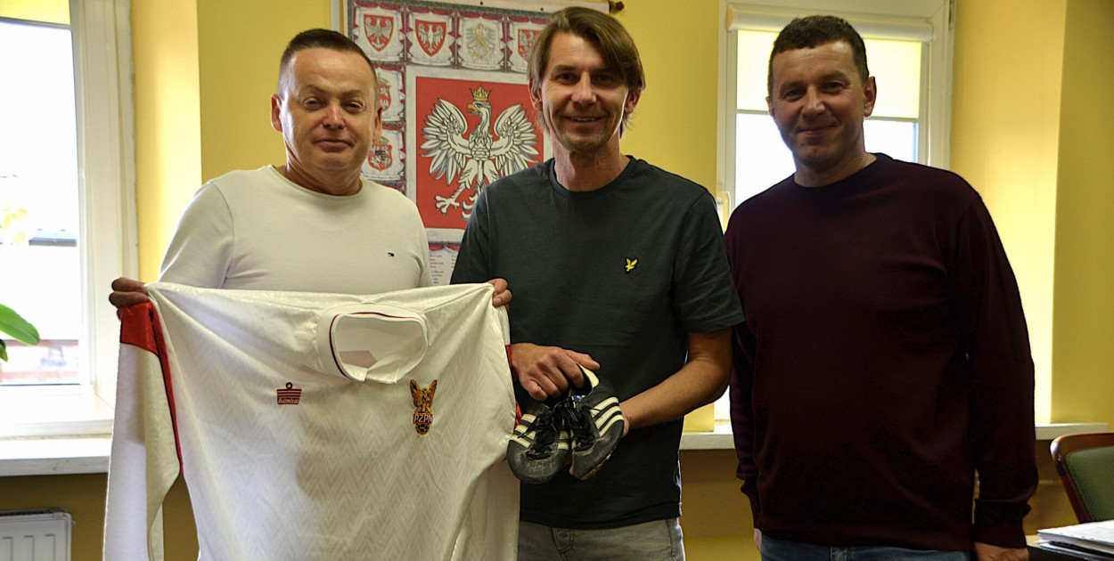 Na zdjęciu Józef Kaczmarek, Euzebiusz Smolarek i Mirosław Madajski. fot. UM w Uniejowie