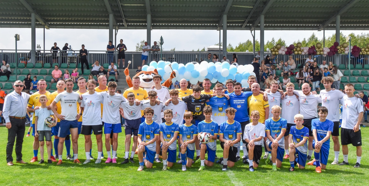 Największe emocje piłkarskie zapewnił Mecz Przyjaźni, podczas którego na boisku zmierzyli się: Wychowankowie Uniejowskiej Akademii Futbolu oraz Drużyna Oldboy.fot.Michał Kubacki