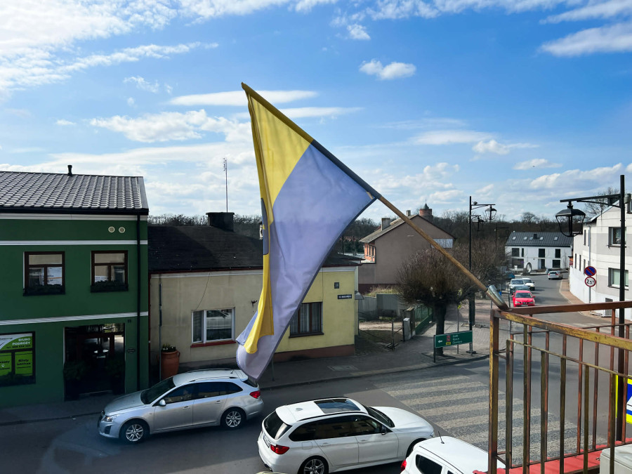 Obecna flaga Uniejowa na gmachu urzędu.