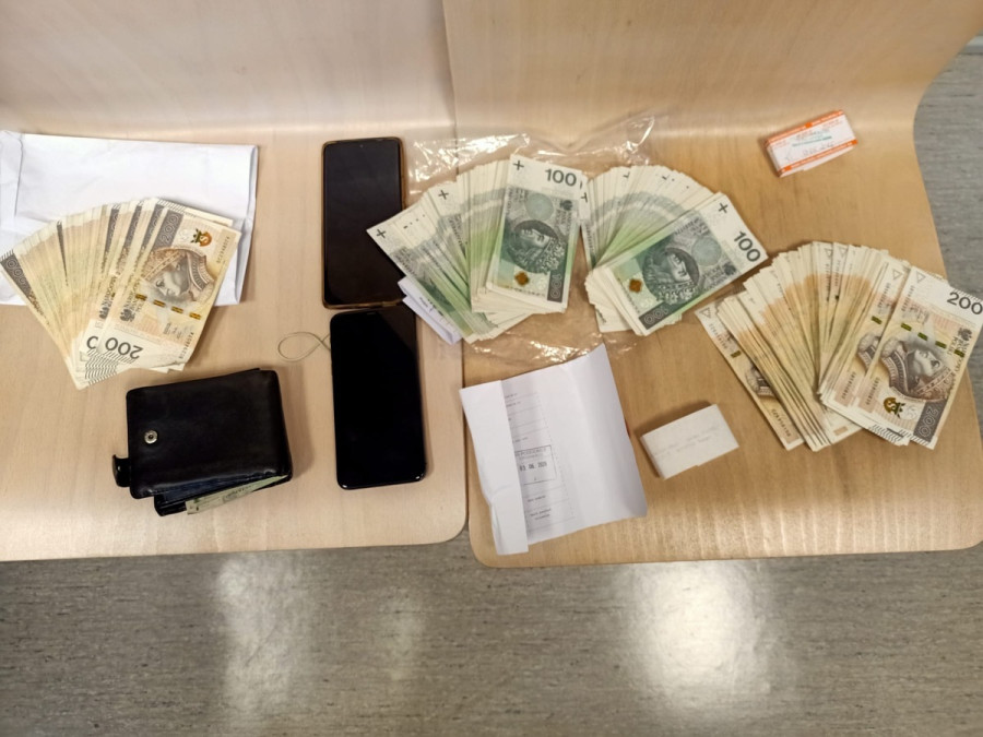 Policjanci zatrzymali przy mężczyźnie gotówkę. Fot.Komenda Wojewódzka Policji w Łodzi.