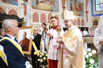 Do uniejowskiej kolegiaty wprowadzono relikwie Prymasa Polski-1401