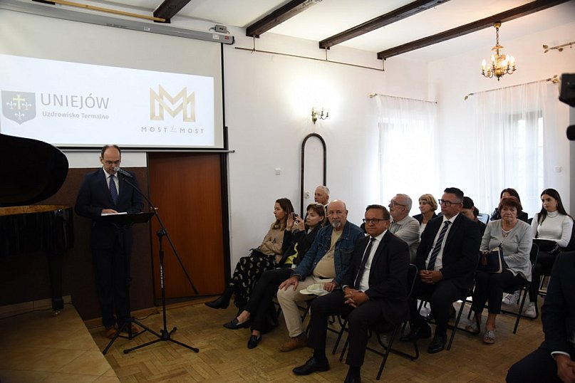 Podpisano umowę. Wkrótce ruszy rewaloryzacja dworku w Uniejowie