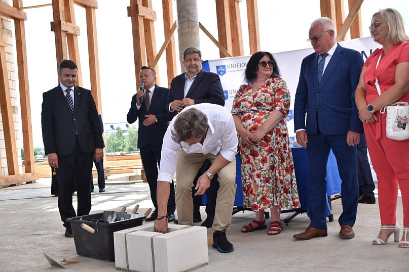 Budowa tężni w Uniejowie. Wkopano kamień węgielny