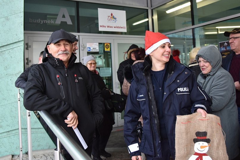Święty Mikołaj w policyjnej asyście zawitał do Uniejowa