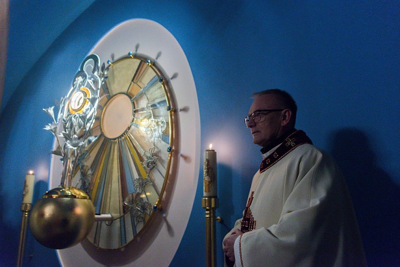 Gwiazda na płaszczu Maryi Królowej Pokoju. W Uniejowie otwarto kaplicę adoracji