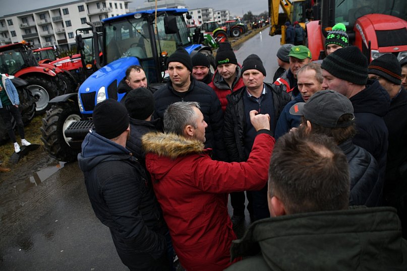 Uniejów. Rolnicy wyjechali na drogi [ZDJĘCIA]