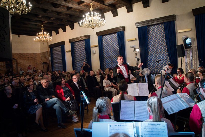 Orkiestra z Uniejowa koncertowała na zamku