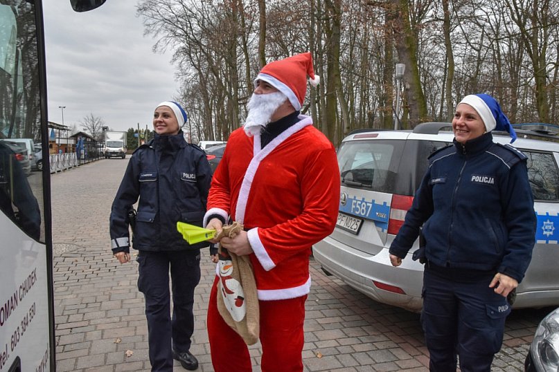Św. Mikołaj i policjanci rozdawali w Uniejowie odblaski