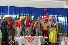 W Miejskim Przedszkolu w Uniejowie rodzice wystąpili w „ Królewnie Śnieżce i siedmiu krasnoludkach\"-2272