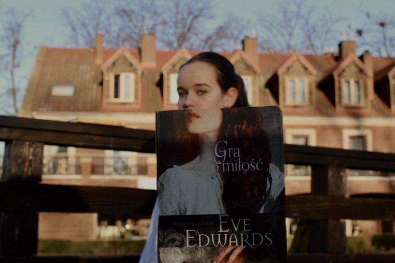 „Sleeveface, czyli ubierz się w książkę”.