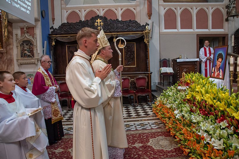 Relikwie błogosławionego Carlo Acutisa wprowadzono do bazyliki w Uniejowie