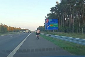 Rowerzysta na autostradzie. Podróż zakończona mandatem od poddębickich policjantów-13141