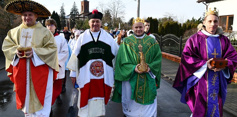 Orszak Trzech Króli w Wilamowie. Tutaj świętują parafianie z dwóch województw [FOT - 14303