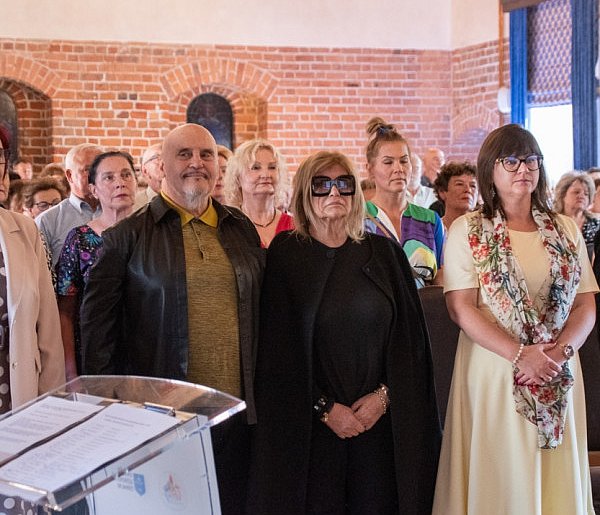 Trubadur wystąpił na zakończeniu roku akademickiego uniejowskiego UTW -15902