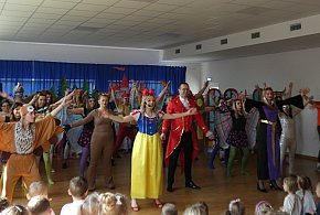 Rodzice przedszkolaków wystąpili w Królewnie Śnieżce i 7 krasnoludkach-15921