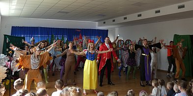 Rodzice przedszkolaków wystąpili w Królewnie Śnieżce i 7 krasnoludkach-15921