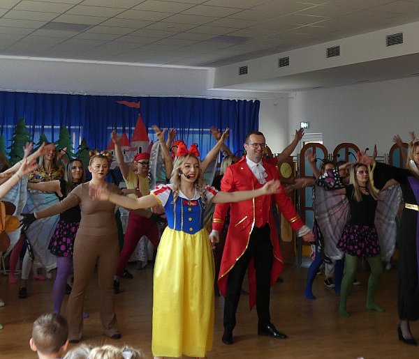 Rodzice przedszkolaków wystąpili w Królewnie Śnieżce i 7 krasnoludkach-15921