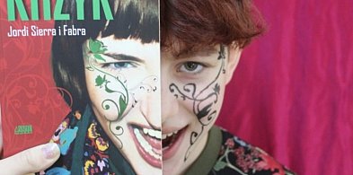 Finał Powiatowego Konkursu Fotograficznego „Sleeveface, czyli ubierz się w książkę-16079