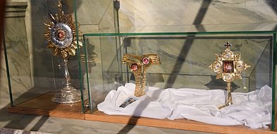 Z Asyżu do Uniejowa. Kolejne relikwie zostaną wprowadzone do uniejowskiej bazyliki-16116