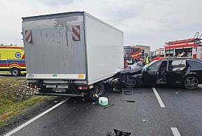 Wypadek w Brzezinach pod Uniejowem. Zablokowana droga. Policja wyznaczyła objazdy-16196