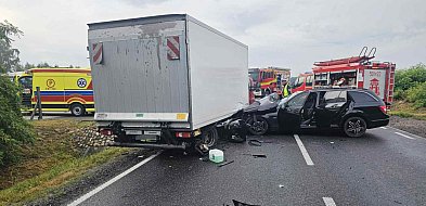 Wypadek w Brzezinach pod Uniejowem. Droga zablokowana. Policja wyznaczyła objazdy-16196