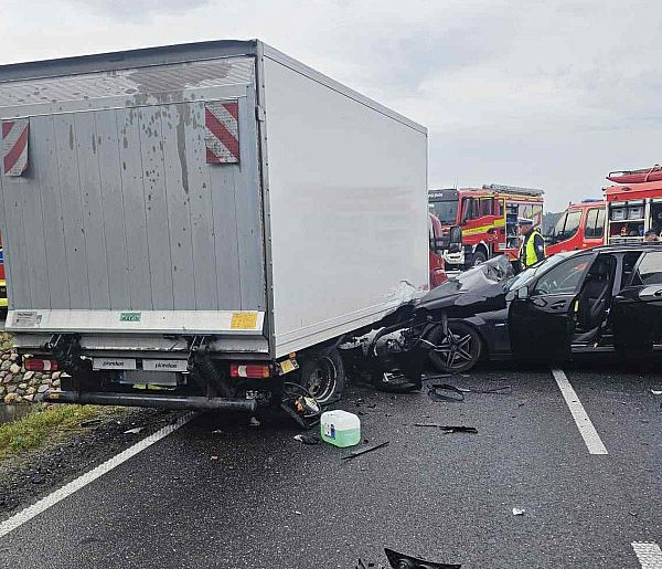 Wypadek w Brzezinach pod Uniejowem. Droga zablokowana. Policja wyznaczyła objazdy-16196