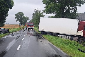 Wypadek z udziałem trzech pojazdów w powiecie poddębickim. Droga zablokowana-16406