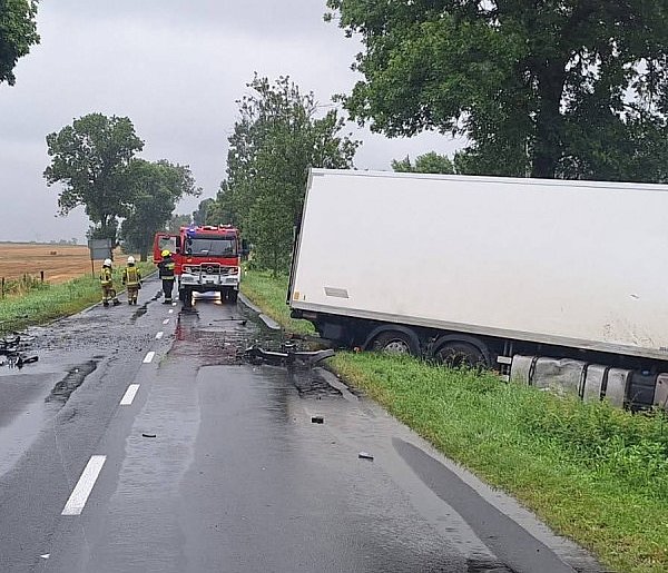 Wypadek z udziałem trzech pojazdów w powiecie poddębickim. Droga zablokowana-16406