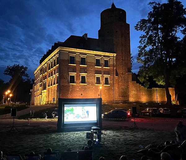 Kino Letnie w Uniejowie. Polska komedia już w sobotę pod Zamkiem-16426