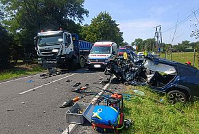 Zablokowana DK 72 w powiecie poddębickim. Czołowe zderzenie Dacii z Iveco-16494