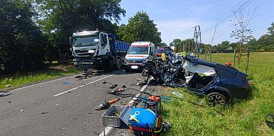 Zablokowana DK 72 w powiecie poddębickim. Czołowe zderzenie Dacii z Iveco-16494
