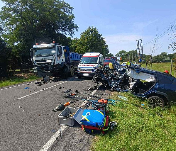Zablokowana DK 72 w powiecie poddębickim. Czołowe zderzenie Dacii z Iveco-16494