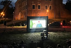 Wieczór filmowy pod gwiazdami w Uniejowie. Tym razem na dziedzińcu Zamku-16574