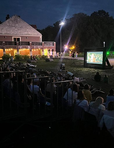 Wieczór filmowy pod gwiazdami w Uniejowie. Tym razem na dziedzińcu Zamku-16574
