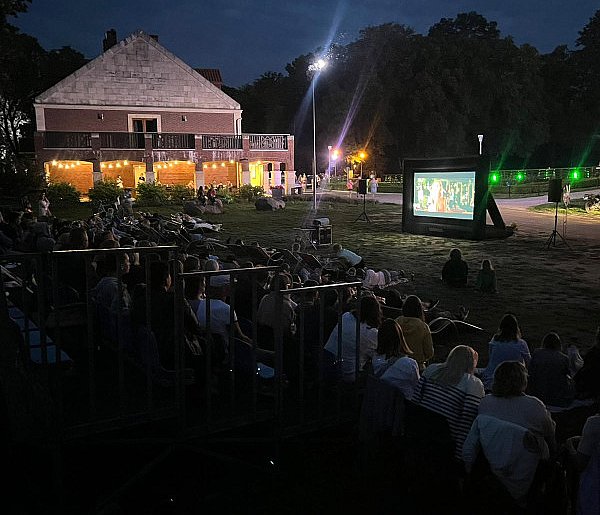 Wieczór filmowy pod gwiazdami w Uniejowie. Tym razem na dziedzińcu Zamku-16574