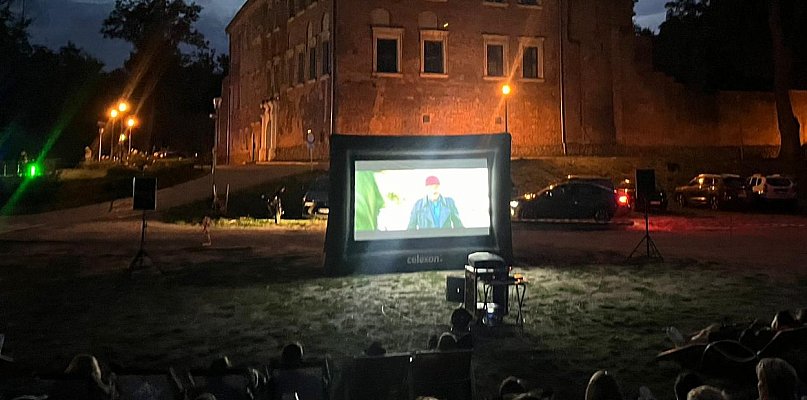Wieczór filmowy pod gwiazdami w Uniejowie. Tym razem na dziedzińcu Zamku - 16574