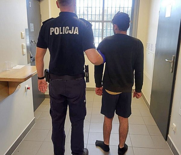 Dwoch nielegalnych imigrantów w bagażniku. Zatrzymał ich patrol z Uniejowa-16595