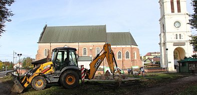 Prace porządkowe na skwerze – miasto przygotowuje się do obchodów rocznicy kanoniz-17191