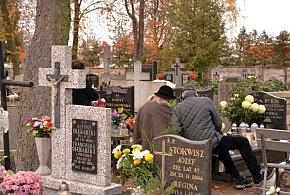 Savoir-vivre na 1 listopada. Jak się zachować podczas wizyty na cmentarzu?-17277