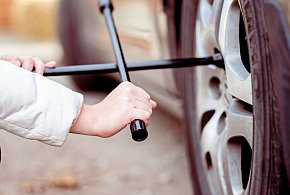 Z pozoru drobiazg, a może skończyć się tragedią. Urząd ostrzega kierowców-17338